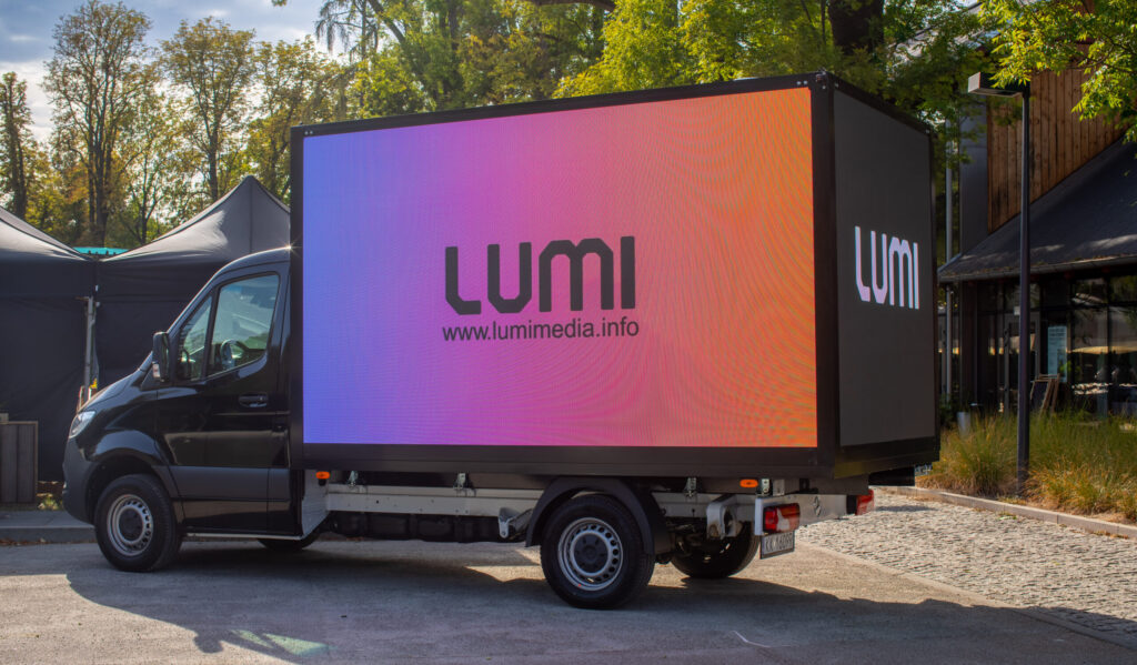 Mobilna reklama świetlna - NGO w XXI wieku